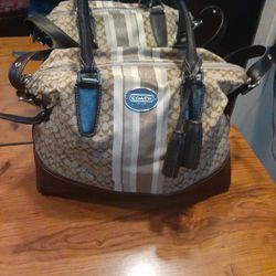 Nice Medium sz Coach bag..(In Great Condition)