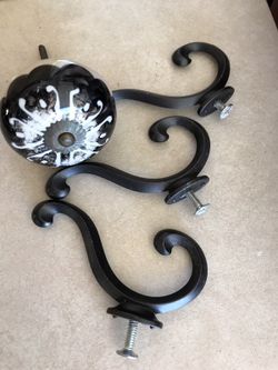 3 HANGING HOOKS AND OLD PAINTED DOOR KNOB