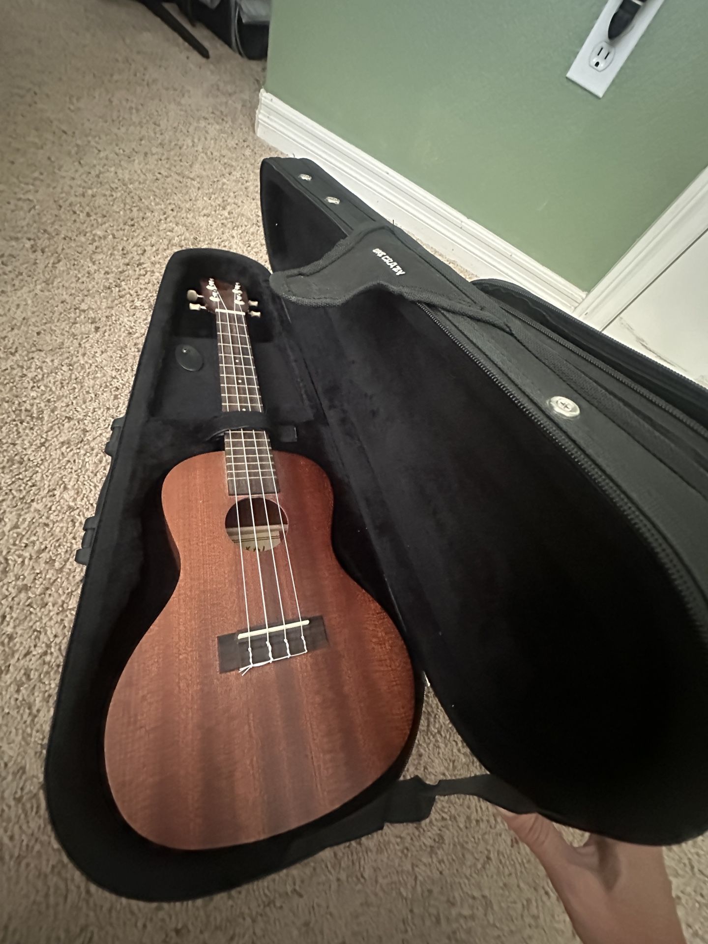 Like new Makala Ukulele and Uke Crazy Case