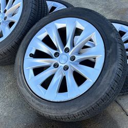19” OEM Tesla Modem S wheels Goodyear 245/45/19 96% Tread