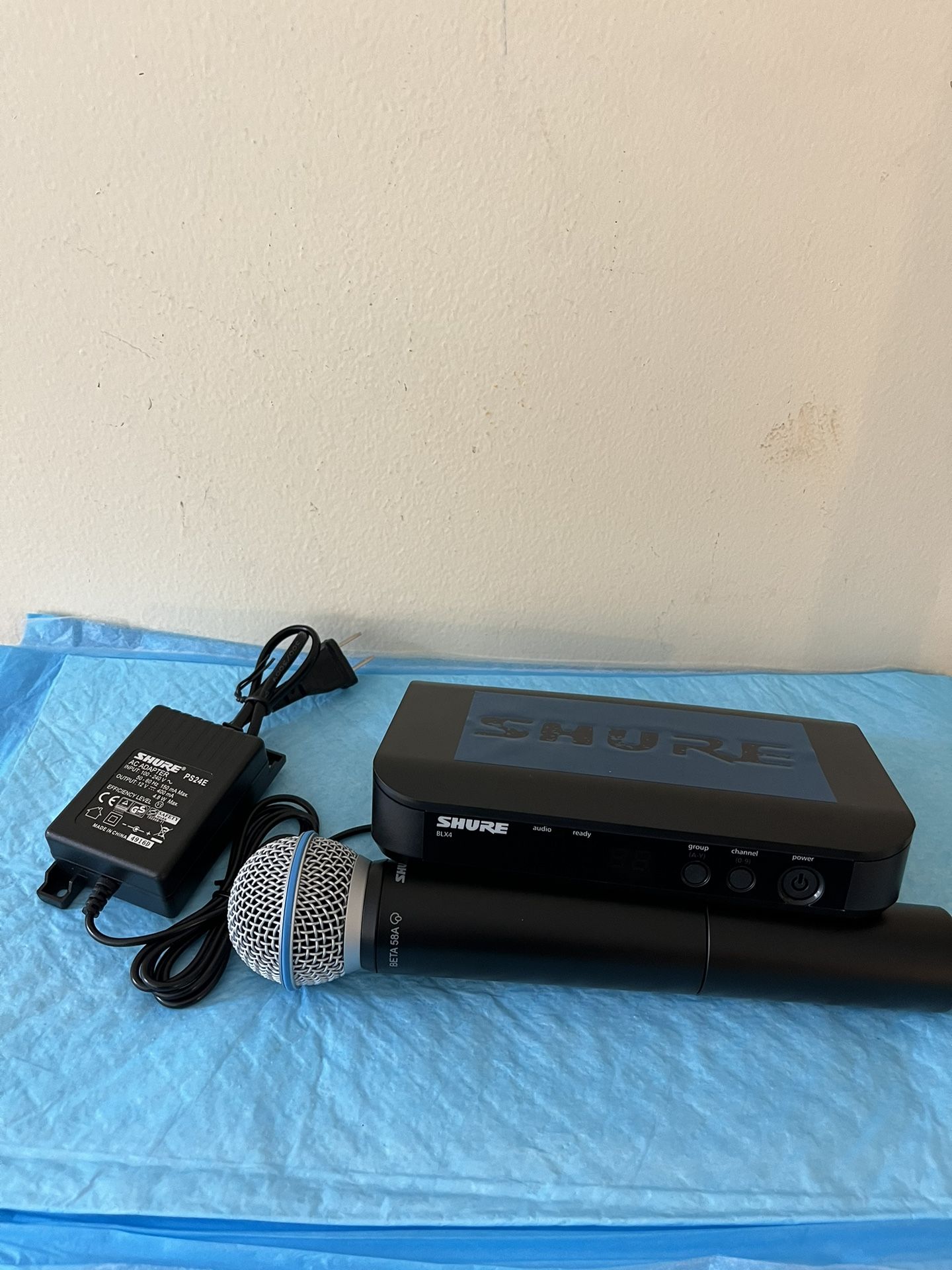 SHURE BLX4 BETTA 58A OPEN BOX WIRELESS MICROPHONE 