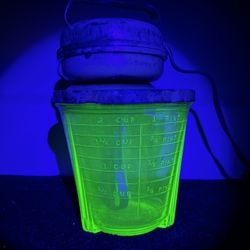 WORKING Vidrio Corp Uranium Glass Electric Mixer + Measuring Cup 8” x 4.75”