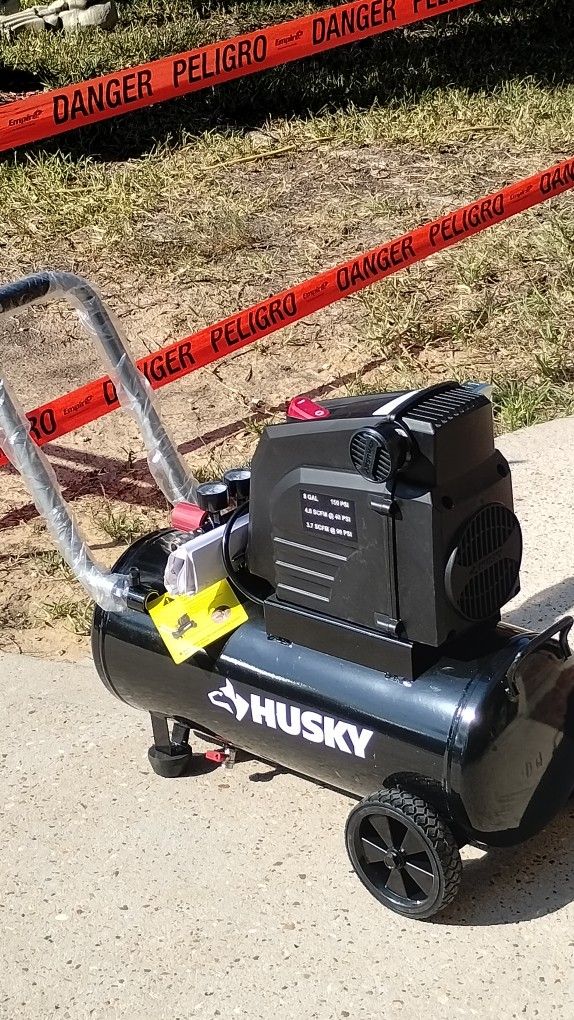 Brand New HUSKY Husky 8 Gallon 150PSI Hotdog Air Compressor