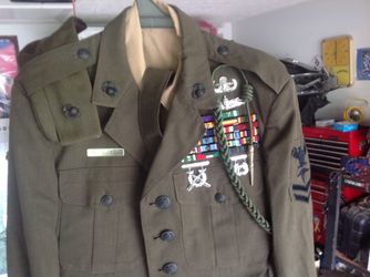 Per owned USMC COMPLETE UNIFORM,Size M