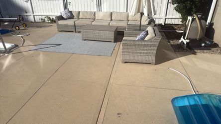 Patio set (8 pieces) with 2 outdoor pillows, outdoor, blue and white Area Rug,  blue steel umbrella and black umbrella base.