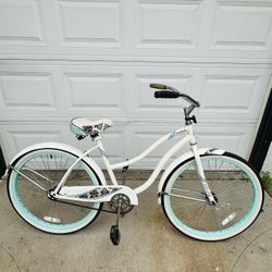 Women’s Huffy 26” beach cruiser bicycle with L/XL helmet
