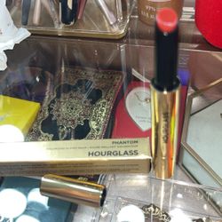 Hour glass volumizing Lip Gloss 