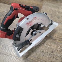 Milwaukee M18 18V Lithium-Ion Brushless Cordless 7-1/4 in. Circular Saw (Tool-Only)