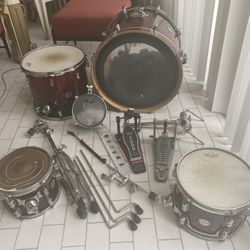 PDP Concept Maple Drum Set + Foot Pedals & Accessories + Zildjian Spiral Stacker, everything shown in photos 1700$ , good starter set to bang on your 
