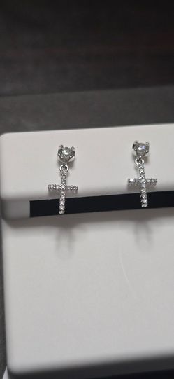 Dangle cross earring moissanite in sterling silver. 925 GRA certified