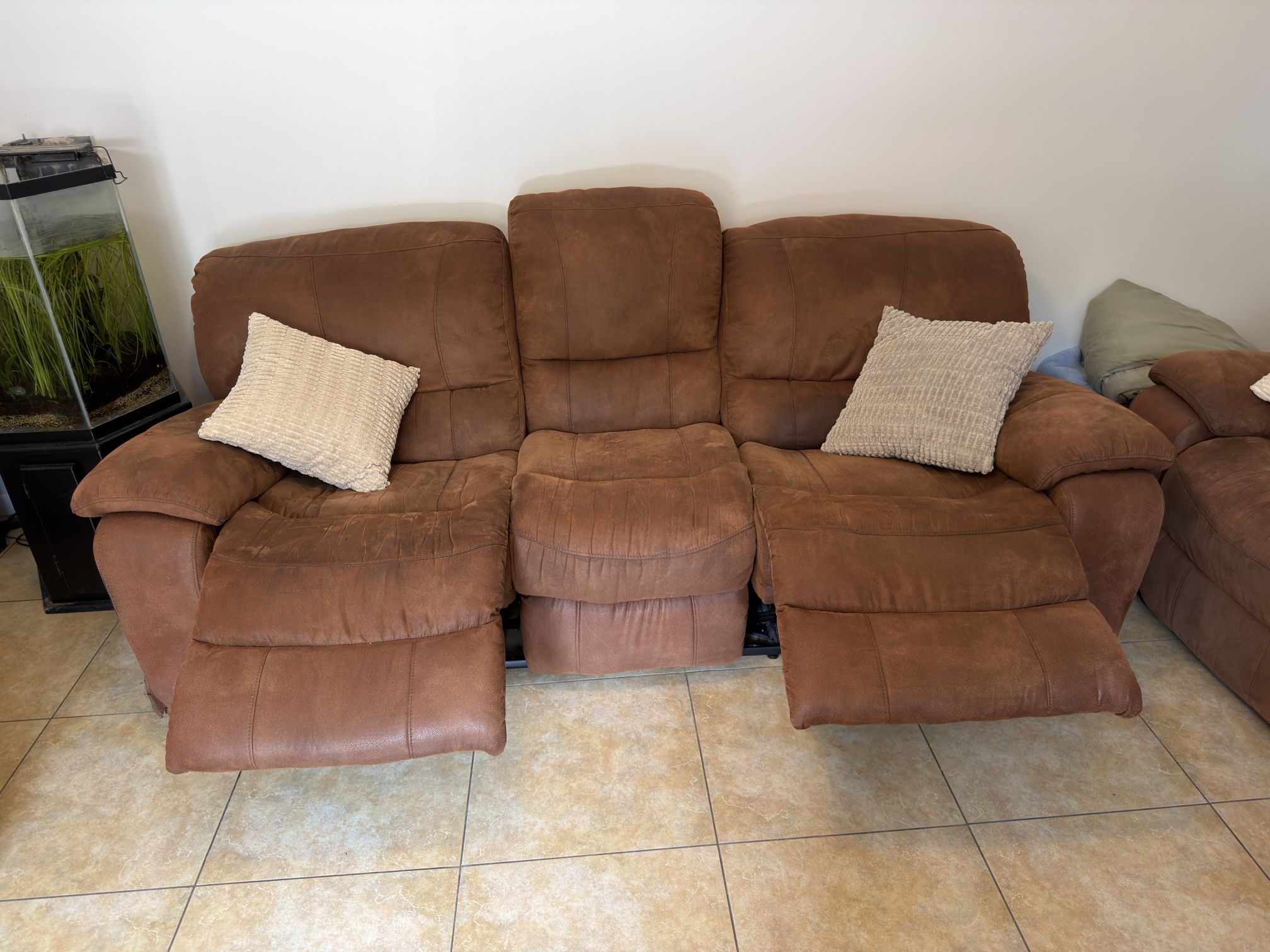 2 sofas 4 the price of 1 Amazing Deal