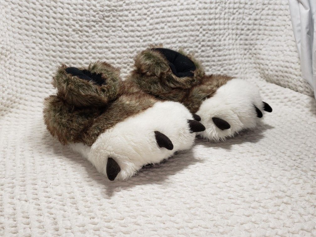 Great wolf lodge kids wolf paw house slippers med 13-2 . Length of bottom of slippers 8 3/4" long. Very good condition and smoke free home. They hav