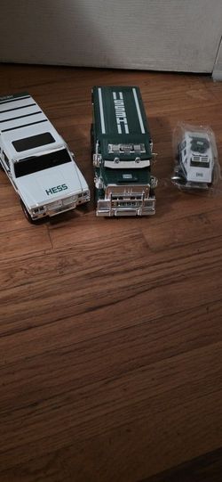 COLLECTABLE HESS TRUCK WITH EXTRAS 