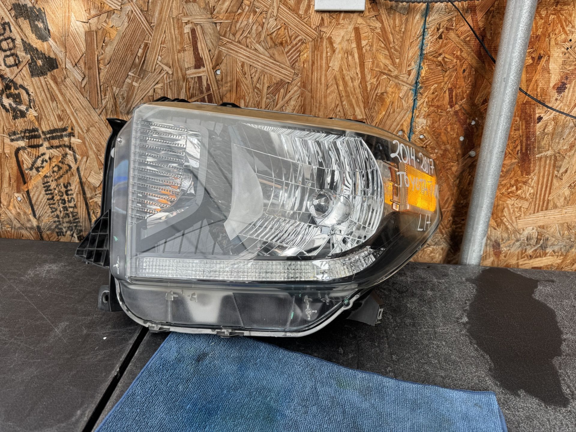 2014 2015 2016 2017 TOYOTA TUNDRA LEFT SIDE HEADLIGHT OEM USED