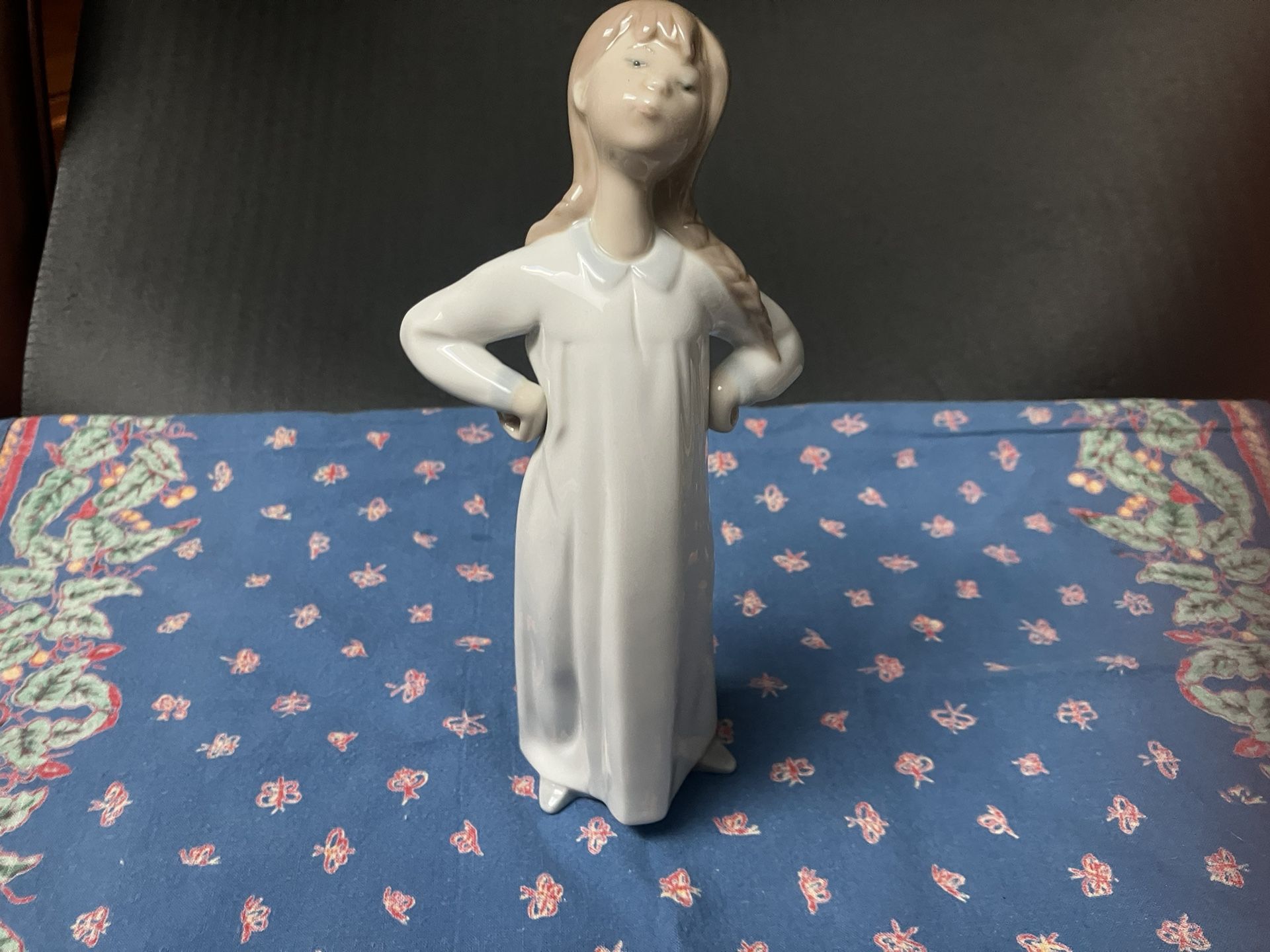 LLADRO Girl With HANDS On HIPS #4872