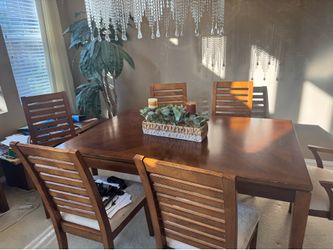 Dining Room table with 6 chairs and matching Caninet