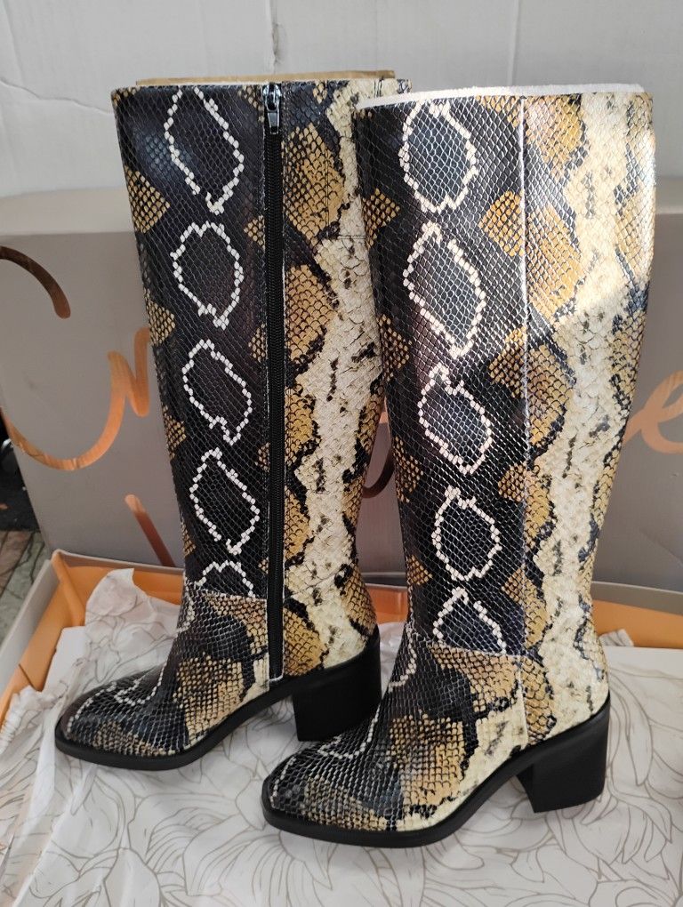 Pair of Crown Vintage Women's CV-Aressia leather snake print boots 7M Brown multi-rocky SNK printed CW