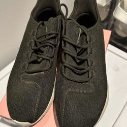 WOMANS ADIDAS GREEN SNEAKER SIZE 9