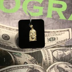 37691-11 10KT SMALL JESUS FACE PENDENT
