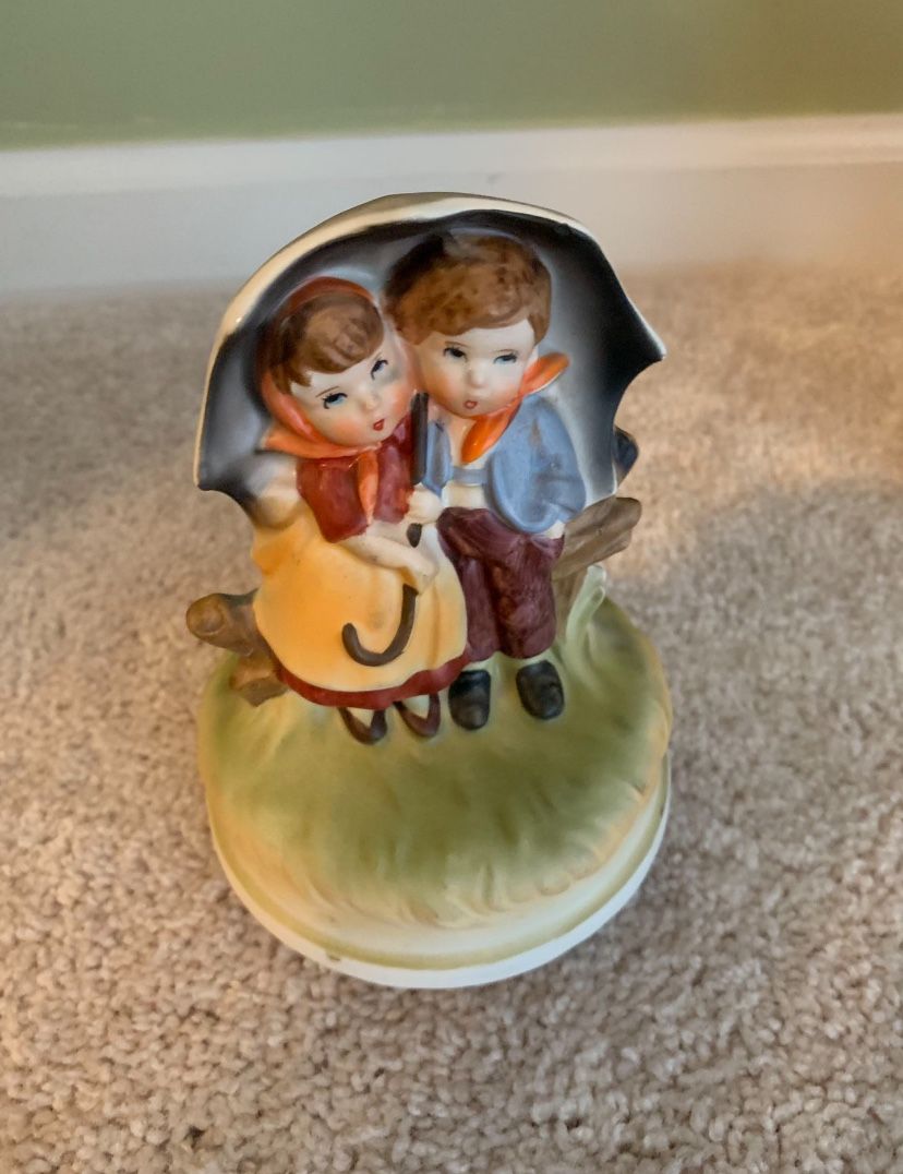 Vintage Musical boy and girl , Excellent condition! Still plays the music