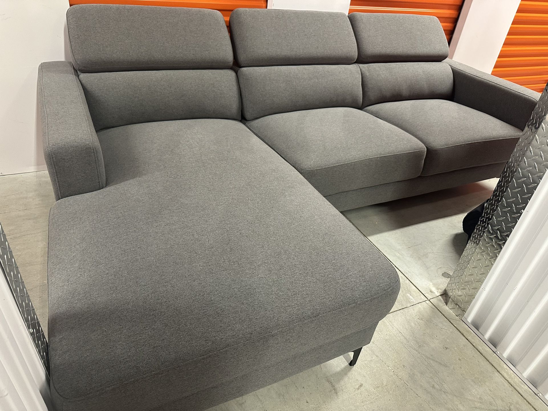 Grey Sectional (Mint condition )Free Delivery 🛻