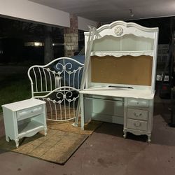 Cama Full  Escritoio  Night Stand  No Trae Colchon. 350  Cash. 