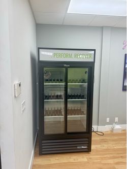 TRUE Commercial Glass Door Refrigerator / Merchandiser – Excellent Condition