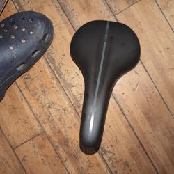 Men's Road/ Hybrid Bike Seat - Giant