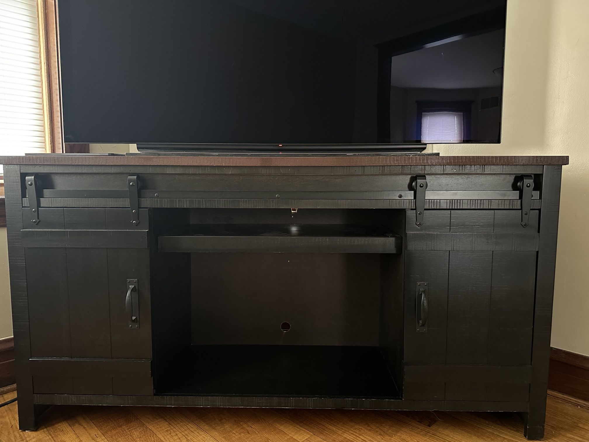 TV Stand / Entertainment Center 