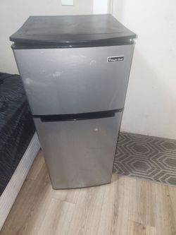 Magic Chef Mini Fridge with Freezer
