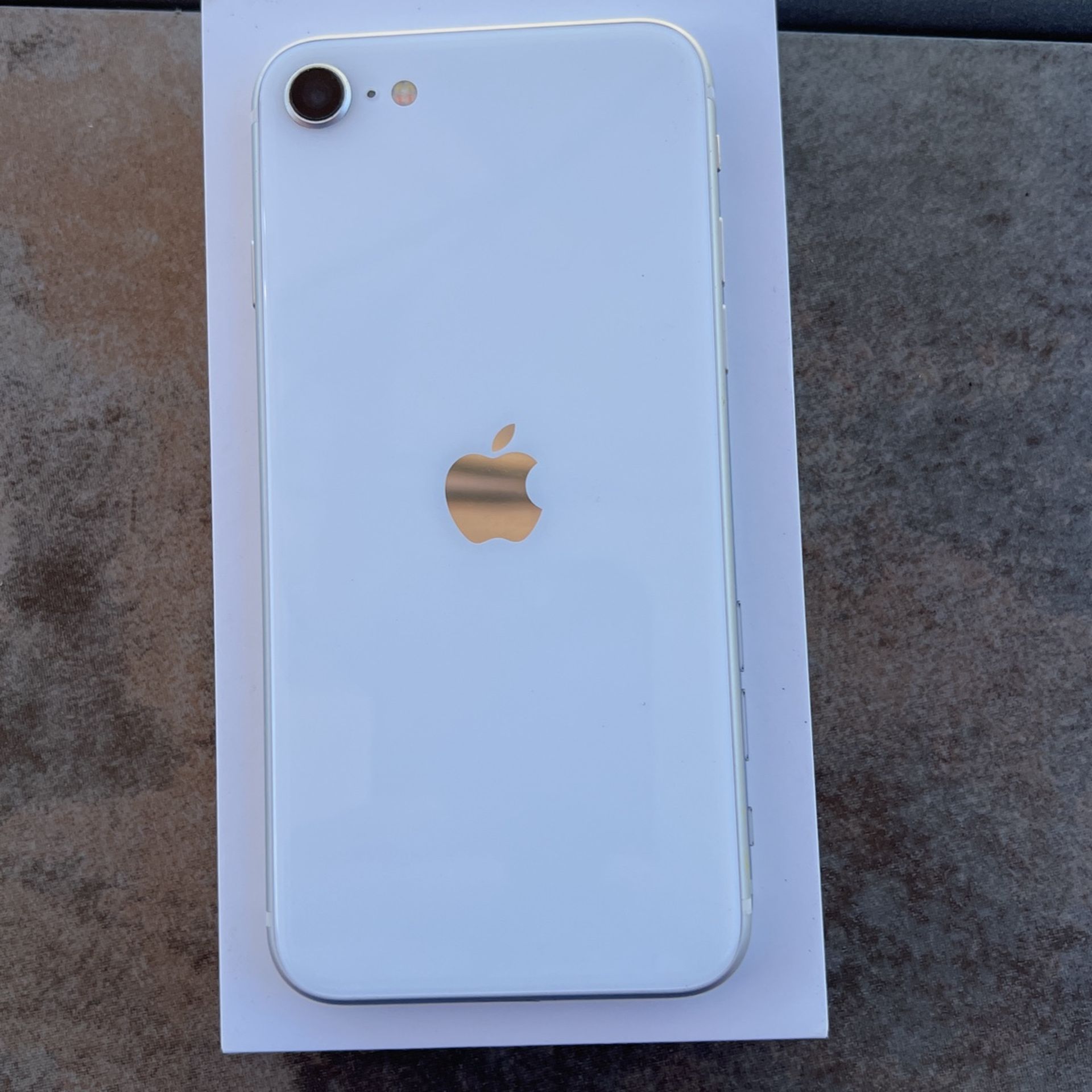 iPhone SE 64gb White Unlocked for Sale in Joliet, IL - OfferUp