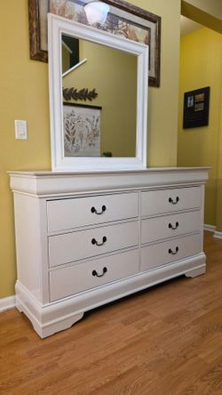 Clean and Nice White 6 Drawer Dresser + Mirror.
