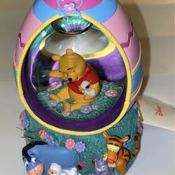 NEW Disney Store Music Box WINNIE THE POOH Tigger Eeyore Easter Egg Snowglobe