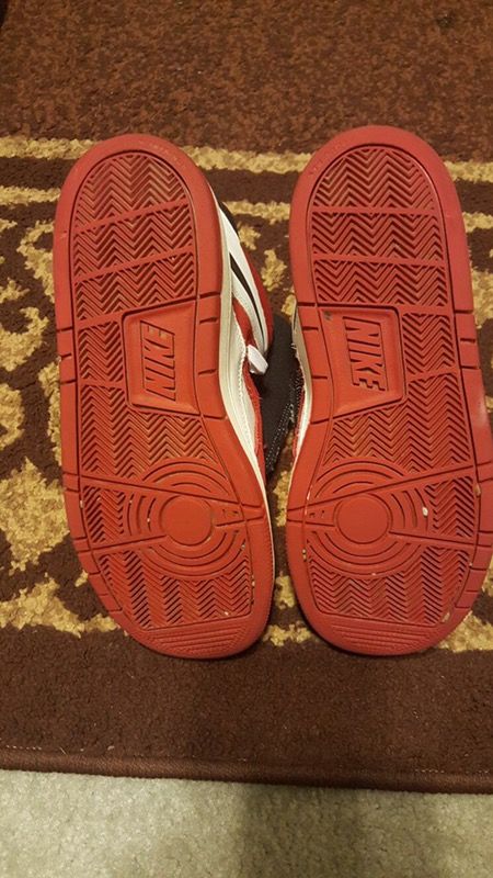 Nike shoes gently used perfect condition size 5y