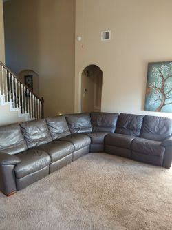 Natuzzi 16 ft Leather Reclining Sectional – Excellent Condition