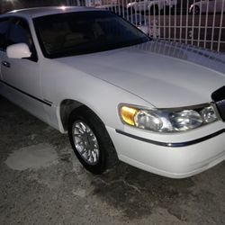 Lincoln Town Car 