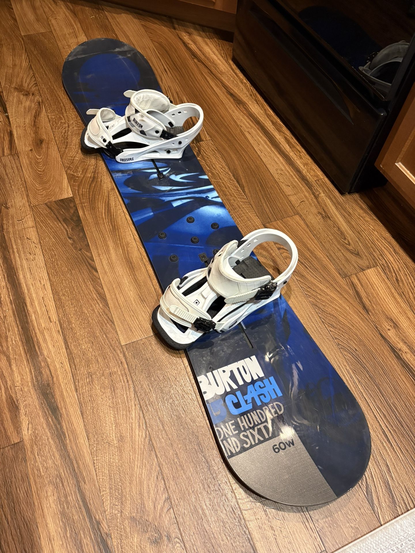 Burton Clash Men’s 160CM Wide Snowboard Includes Burton Bindings