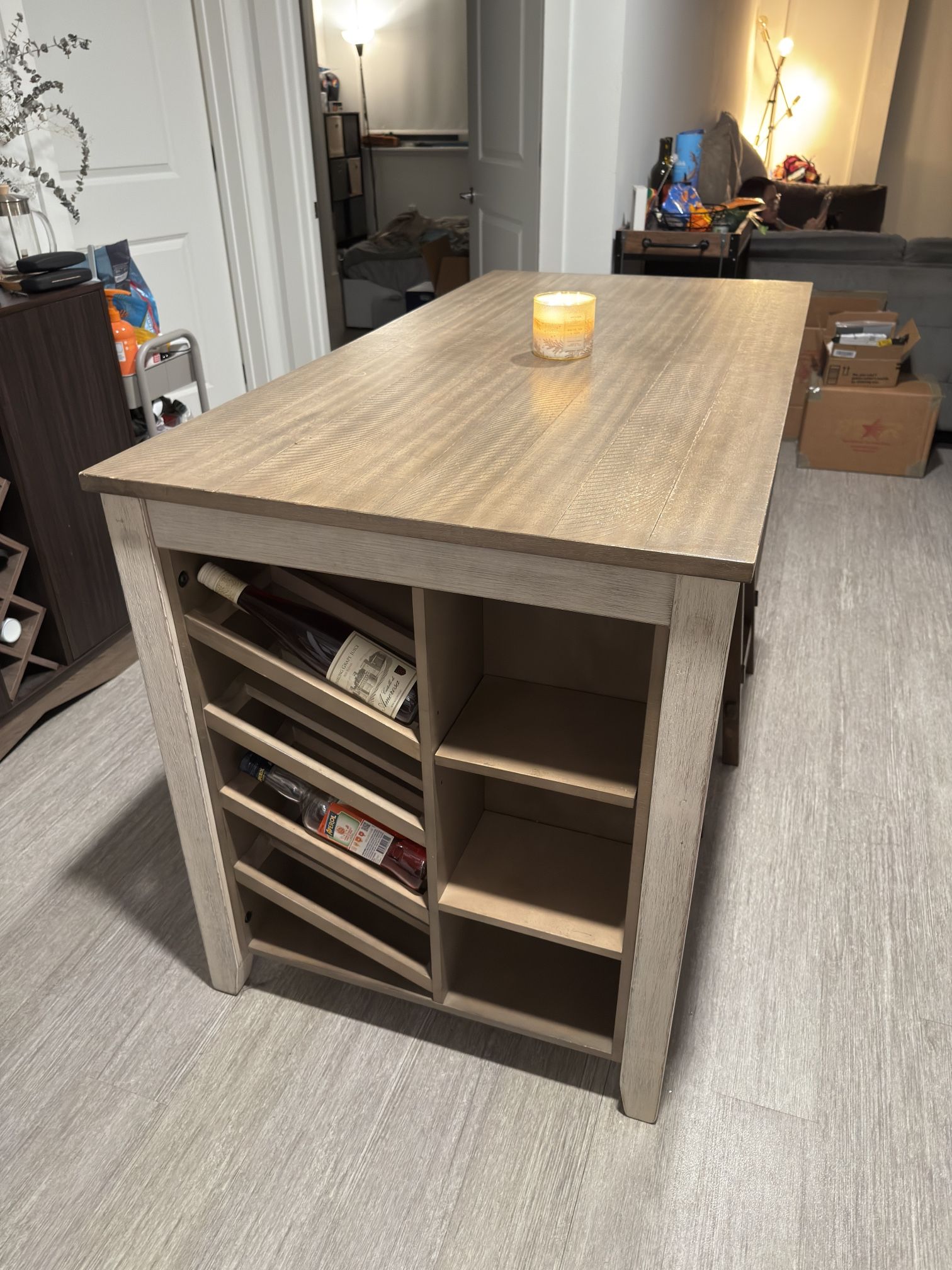 Beautiful Dining Table with 4 Stools!