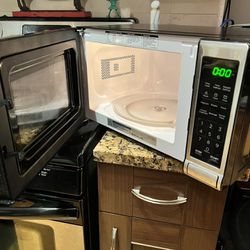  BLACK+DECKER Digital Microwave Oven with Turntable