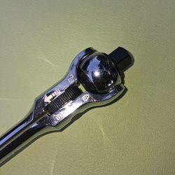 Straight Pivoting Straight Handle Ratchet.