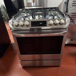 LG 5-burner gas stove in perfect working condition. Delivery and installation available with a 3-month warranty.
