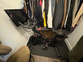 2024 Peloton Bike ( And other accessories)