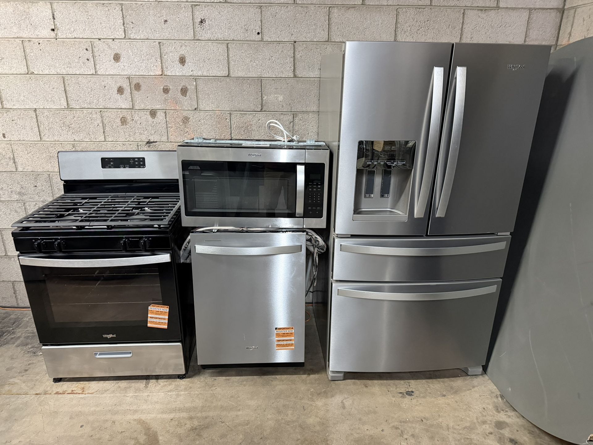 VERY NICE WHIRLPOOL STAINLESS STEEL KITCHEN APPLIANCE SET LIKE NEW