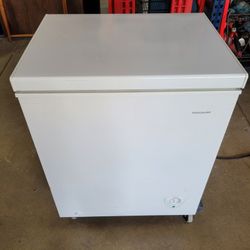 Frigidaire 5.0 Cu. Ft. Manual Defrost Chest Freezer, model FFFC05M2UW
