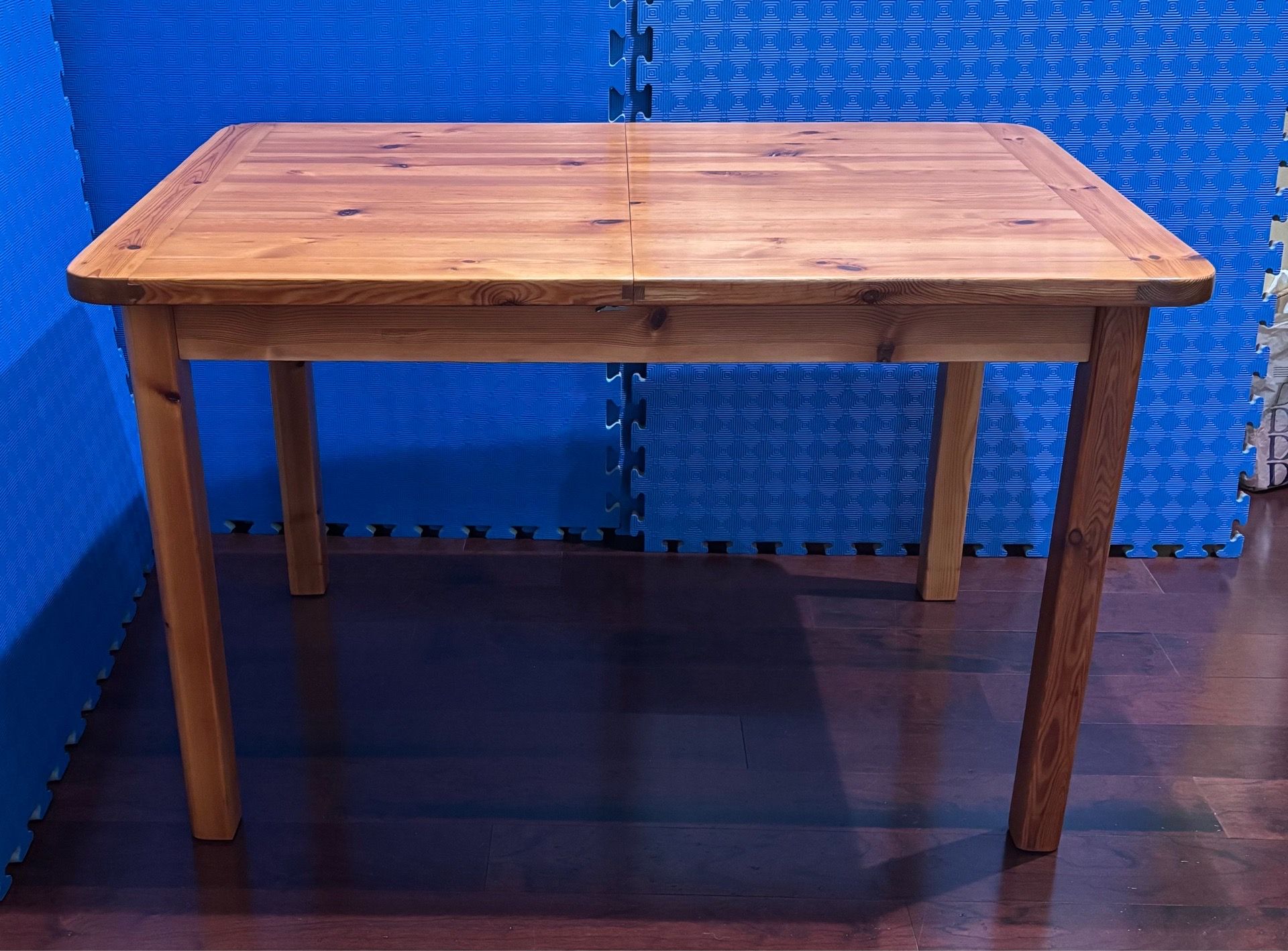Pinewood table. Made in Italy 1983. Includes collapsible extension. L62"x W30.5" x H 30"
