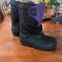 Quebec kids snow boots size one