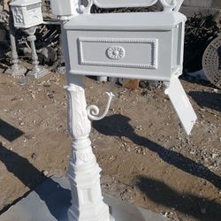 Country mail box is aluminum I