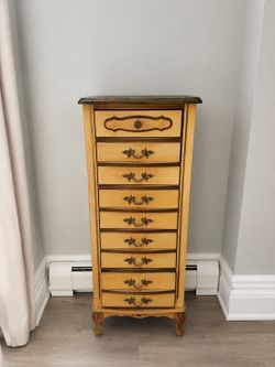 Scroll dresser