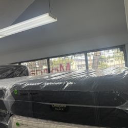 QUEEN SIZE SIMMONS BEAUTYREST BLACK SERIES 3 (MEDIUM) MATTRESS & BOX SPRING BED SET