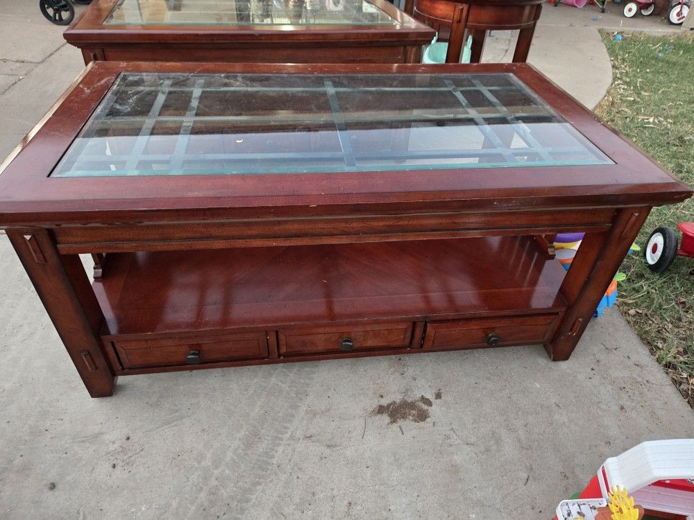 Broyhill Side Tables And Coffee Tables